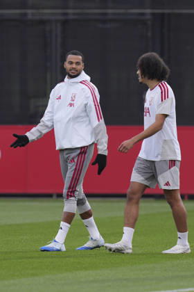 Liverpool Training, Champions League Dominik Szoboszlai of Liverpool FC speaks with Jayden Danns of Liverpool FC during the Liverpool Training Session ahead of the UEFA Champions League Matchday 3 v Villarreal CF, AXA Training Centre, Liverpool, United Kingdom on 19 October 2026 Credit: Steve Flynn Every Second Media Editorial use only. All images are copyright Every Second Media Limited. No images may be reproduced without prior permission. Copyright: xIMAGO EveryxSecondxMediax ESM-2242-0031 StevexFlynnx xEveryxSecondxMediax