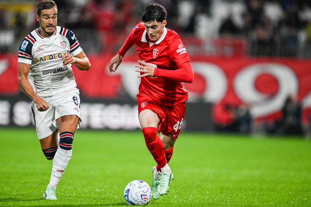Jay Robinson of AC Monza fights for the ball with Harry Winks of Cagliari Calcio during the Serie A soccer match between AC Monza and Cagliari Calcio the Brianteo Stadium in Monza, north Italy - October 19, 2026. - Soccer.  Copyright: xTizianoxBallabio LaPressex