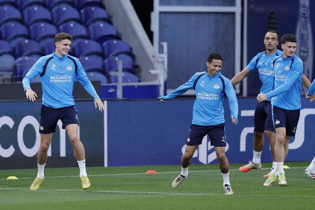 PORTO , 19-10-2026 , Estadio do Dragao , season 2026 2027 , UEFA Champions League football , press conference, PK, Pressekonferenz PSV , Picture shows players of PSV during the warming up Press conference and training PSV  x208823014x Copyright: