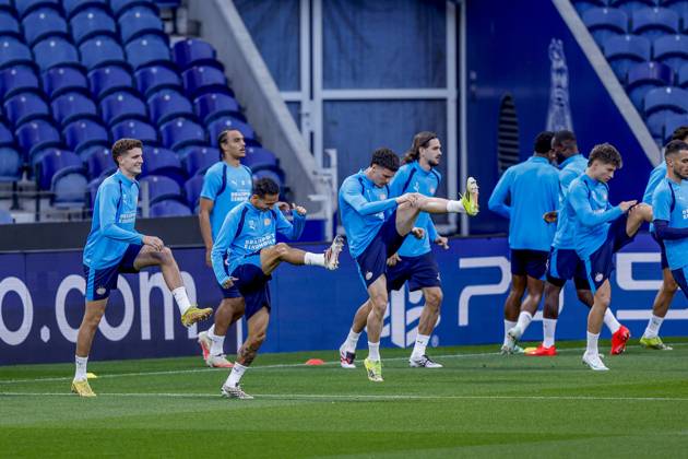 PORTO , 19-10-2026 , Estadio do Dragao , season 2026 2027 , UEFA Champions League football , press conference, PK, Pressekonferenz PSV , Picture shows players of PSV during the warming up Press conference and training PSV  x208823044x Copyright: