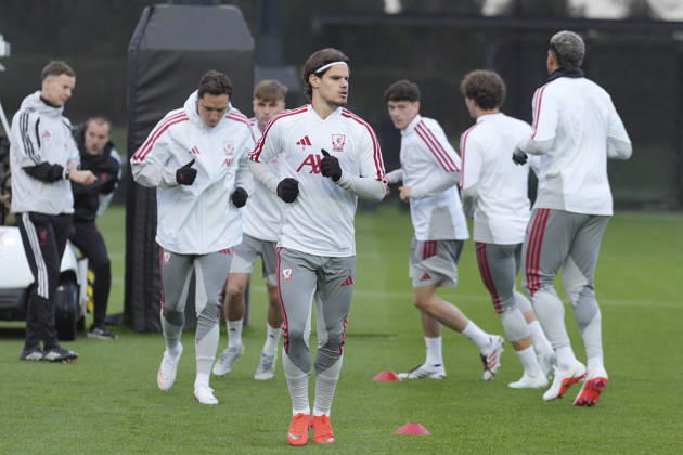 Liverpool Training, Champions League Milos Kerkez of Liverpool FC warms up during the Liverpool Training Session ahead of the UEFA Champions League Matchday 3 v Villarreal CF, AXA Training Centre, Liverpool, United Kingdom on 19 October 2026 Credit: Steve Flynn Every Second Media Editorial use only. All images are copyright Every Second Media Limited. No images may be reproduced without prior permission. Copyright: xIMAGO EveryxSecondxMediax ESM-2242-0051 StevexFlynnx xEveryxSecondxMediax