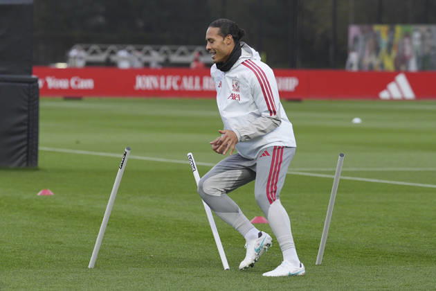 Liverpool Training, Champions League Virgil van Dijk of Liverpool FC warms up during the Liverpool Training Session ahead of the UEFA Champions League Matchday 3 v Villarreal CF, AXA Training Centre, Liverpool, United Kingdom on 19 October 2026 Credit: Steve Flynn Every Second Media Editorial use only. All images are copyright Every Second Media Limited. No images may be reproduced without prior permission. Copyright: xIMAGO EveryxSecondxMediax ESM-2242-0054 StevexFlynnx xEveryxSecondxMediax