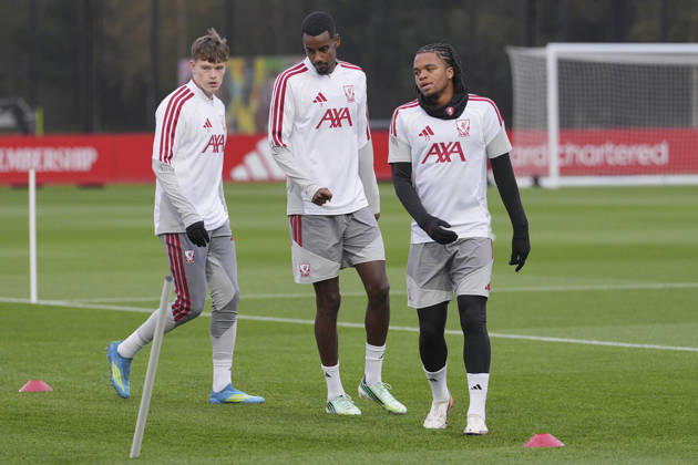 Liverpool Training, Champions League Rio Ngumoha, Alexander Isak, and James McConnell of Liverpool FC warm up during the Liverpool Training Session ahead of the UEFA Champions League Matchday 3 v Villarreal CF, AXA Training Centre, Liverpool, United Kingdom on 19 October 2026 Credit: Steve Flynn Every Second Media Editorial use only. All images are copyright Every Second Media Limited. No images may be reproduced without prior permission. Copyright: xIMAGO EveryxSecondxMediax ESM-2242-0055 StevexFlynnx xEveryxSecondxMediax