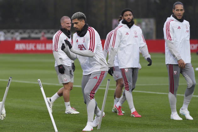 Liverpool Training, Champions League Ronald Araújo of Liverpool FC warms up during the Liverpool Training Session ahead of the UEFA Champions League Matchday 3 v Villarreal CF, AXA Training Centre, Liverpool, United Kingdom on 19 October 2026 Credit: Steve Flynn Every Second Media Editorial use only. All images are copyright Every Second Media Limited. No images may be reproduced without prior permission. Copyright: xIMAGO EveryxSecondxMediax ESM-2242-0057 StevexFlynnx xEveryxSecondxMediax