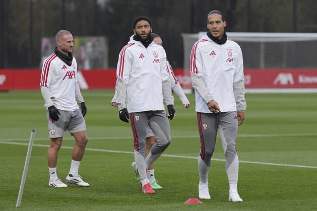 Liverpool Training, Champions League Virgil van Dijk, Joe Gomez and Alexis Mac Allister of Liverpool FC warm up during the Liverpool Training Session ahead of the UEFA Champions League Matchday 3 v Villarreal CF, AXA Training Centre, Liverpool, United Kingdom on 19 October 2026 Credit: Steve Flynn Every Second Media Editorial use only. All images are copyright Every Second Media Limited. No images may be reproduced without prior permission. Copyright: xIMAGO EveryxSecondxMediax ESM-2242-0058 StevexFlynnx xEveryxSecondxMediax
