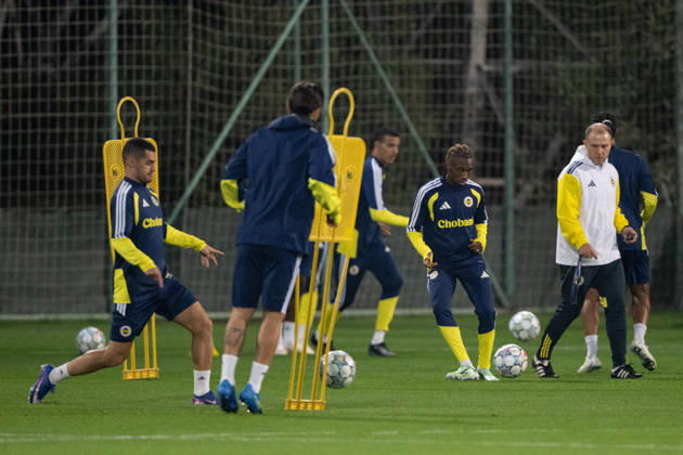 Ahead of Fenerbahce v Slavia Prague - UEFA Champions League ISTANBUL, TURKIYE - OCTOBER 19: Head coach Ismail Kartal of Fenerbahce leads the training session ahead of their UEFA Champions League match between Fenerbahce and Slavia Prague at Chobani Stadium in Istanbul, Turkiye, on October 19, 2026. Celal Gunes Anadolu Istanbul Turkey. Editorial use only. Please get in touch for any other usage.  Copyright: x2026xAnadoluxCelalxGunesx