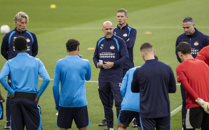 PORTO - PSV Eindhoven coach Peter Bosz (M) of PSV Eindhoven during a training session the day before the Champions League match between Porto and PSV Eindhoven at the Estadio Do Dragao, on 19 October 2026 in Porto, Portugal. MORITZ MUELLER ANP xVIxANPxSportx xxANPxIVx 572987777 originalFilename: 572987777.jpg