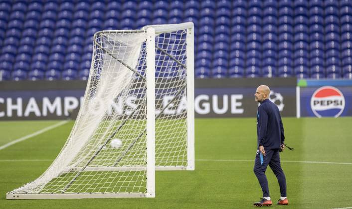 PORTO - PSV Eindhoven coach Peter Bosz during a training session the day before the Champions League match between Porto and PSV Eindhoven at the Estadio Do Dragao, on October 19, 2026 in Porto, Portugal. MORITZ MUELLER ANP xVIxANPxSportx xxANPxIVx 572988404 originalFilename: 572988404.jpg