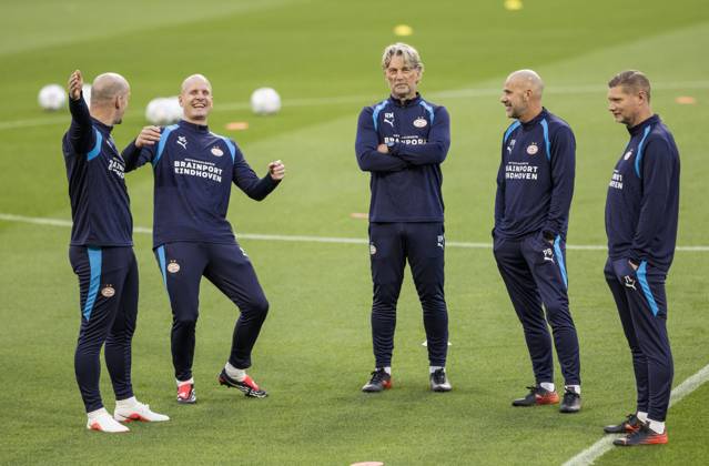 PORTO - (L-R) Kevin Balvers, Bas Sibum, assistant coach Rob Maas, head coach Peter Bosz, assistant coach Theo Lucius during a training session the day before the Champions League match between Porto and PSV Eindhoven at the Estadio Do Dragao, on October 19, 2026 in Porto, Portugal. MORITZ MUELLER ANP xVIxANPxSportx xxANPxIVx 572988891 originalFilename: 572988891.jpg