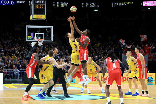 19.10.2026, Deutschland, GER, DEU, Basketball, BBL-Pokal, 1.Tag, Saison 2026 2027, Berlin, ALBA Berlin vs Bamberg Anstoss , BRANDON ANGEL ( ALBA Berlin 21 ), Hason Ward ( Bamberg 20 ) nordphoto GmbH Engler Berlin Uber-Arena Berlin Deutschland Copyright: xNordphotox xEnglerx