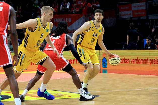19.10.2026, Deutschland, GER, DEU, Basketball, BBL-Pokal, 1.Tag, Saison 2026 2027, Berlin, ALBA Berlin vs Bamberg Sam Griesel ( ALBA Berlin 5 ), JULIUS BOEHMER ( ALBA Berlin 44 ), Jordan Jones ( Bamberg 4 ) nordphoto GmbH Engler Berlin Uber-Arena Berlin Deutschland Copyright: xNordphotox xEnglerx