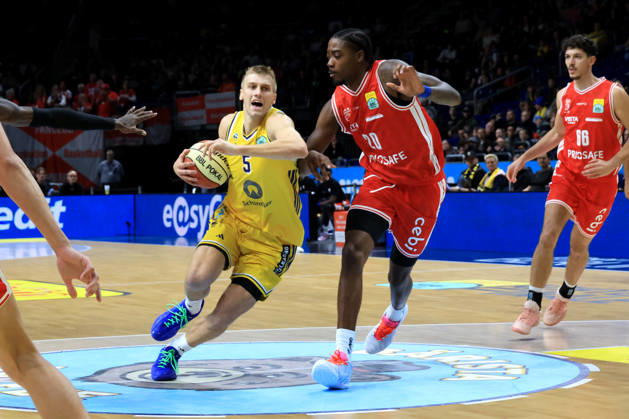19.10.2026, Deutschland, GER, DEU, Basketball, BBL-Pokal, 1.Tag, Saison 2026 2027, Berlin, ALBA Berlin vs Bamberg Sam Griesel ( ALBA Berlin 5 ), Mylik Wilson ( Bamberg 10 ) nordphoto GmbH Engler Berlin Uber-Arena Berlin Deutschland Copyright: xNordphotox xEnglerx