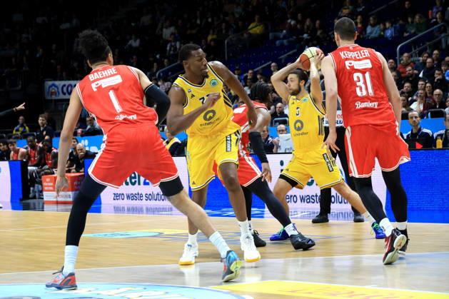 19.10.2026, Deutschland, GER, DEU, Basketball, BBL-Pokal, 1.Tag, Saison 2026 2027, Berlin, ALBA Berlin vs Bamberg Sima Fatty Yankuba ( ALBA Berlin 77 ), JORDAN FORD ( ALBA Berlin 3 ), Daniel Keppeler ( Bamberg 31 ), Jonathan Baehre ( Bamberg 1 ) nordphoto GmbH Engler Berlin Uber-Arena Berlin Deutschland Copyright: xNordphotox xEnglerx
