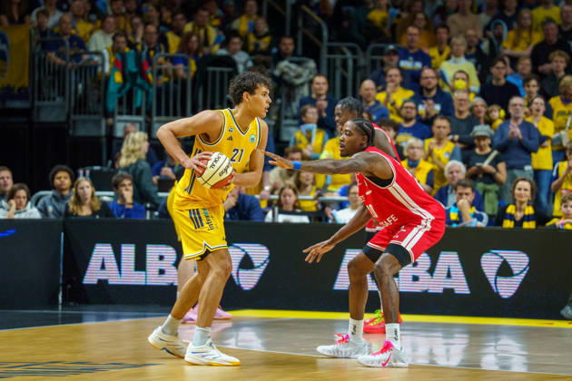 Im Bild: Brandon Angel (ALBA BERLIN, 21), Hason Ward (BMA365 Bamberg Baskets, 20) 19.10.2026, Alba Berlin - BMA365 Bamberg Baskets, BBL-Pokal Achtelfinale, Basketball, Saison 2026 27, Uber Arena Copyright: HMBxMedia xPascalxSpanehl