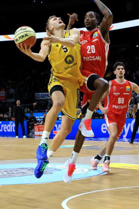 19.10.2026, Deutschland, GER, DEU, Basketball, BBL-Pokal, 1.Tag, Saison 2026 2027, Berlin, ALBA Berlin vs Bamberg Sam Griesel ( ALBA Berlin 5 ), Hason Ward ( Bamberg 20 ) nordphoto GmbH Engler Berlin Uber-Arena Berlin Deutschland Copyright: xNordphotox xEnglerx