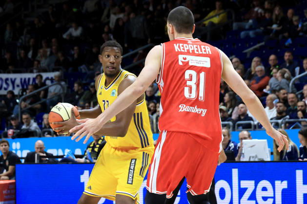 19.10.2026, Deutschland, GER, DEU, Basketball, BBL-Pokal, 1.Tag, Saison 2026 2027, Berlin, ALBA Berlin vs Bamberg Sima Fatty Yankuba ( ALBA Berlin 77 ), Daniel Keppeler ( Bamberg 31 ) nordphoto GmbH Engler Berlin Uber-Arena Berlin Deutschland Copyright: xNordphotox xEnglerx