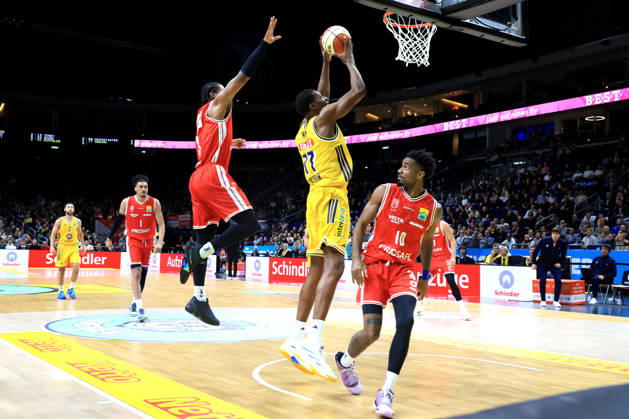 19.10.2026, Deutschland, GER, DEU, Basketball, BBL-Pokal, 1.Tag, Saison 2026 2027, Berlin, ALBA Berlin vs Bamberg Sima Fatty Yankuba ( ALBA Berlin 77 ), Jordan Wright ( Bamberg 3 ), Mylik Wilson ( Bamberg 10 ) nordphoto GmbH Engler Berlin Uber-Arena Berlin Deutschland Copyright: xNordphotox xEnglerx