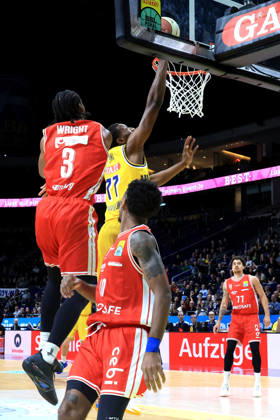 19.10.2026, Deutschland, GER, DEU, Basketball, BBL-Pokal, 1.Tag, Saison 2026 2027, Berlin, ALBA Berlin vs Bamberg Sima Fatty Yankuba ( ALBA Berlin 77 ), Jordan Wright ( Bamberg 3 ), Mylik Wilson ( Bamberg 10 ) nordphoto GmbH Engler Berlin Uber-Arena Berlin Deutschland Copyright: xNordphotox xEnglerx