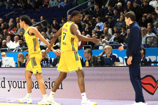19.10.2026, Deutschland, GER, DEU, Basketball, BBL-Pokal, 1.Tag, Saison 2026 2027, Berlin, ALBA Berlin vs Bamberg CHEFTRAINER Pedro Calles ( ALBA Berlin ), Sima Fatty Yankuba ( ALBA Berlin 77 ), BRANDON ANGEL ( ALBA Berlin 21 ) nordphoto GmbH Engler Berlin Uber-Arena Berlin Deutschland Copyright: xNordphotox xEnglerx
