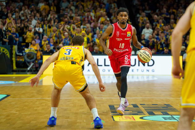 Im Bild: Mylik Wilson (BMA365 Bamberg Baskets, 10) am Ball 19.10.2026, Alba Berlin - BMA365 Bamberg Baskets, BBL-Pokal Achtelfinale, Basketball, Saison 2026 27, Uber Arena Copyright: HMBxMedia xPascalxSpanehl