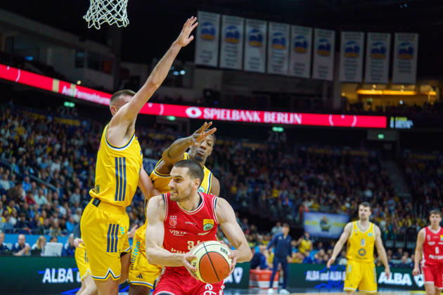 Im Bild: Daniel Keppeler (BMA365 Bamberg Baskets, 31) gegen Sima, Alba Berlin, 77 19.10.2026, Alba Berlin - BMA365 Bamberg Baskets, BBL-Pokal Achtelfinale, Basketball, Saison 2026 27, Uber Arena Copyright: HMBxMedia xPascalxSpanehl