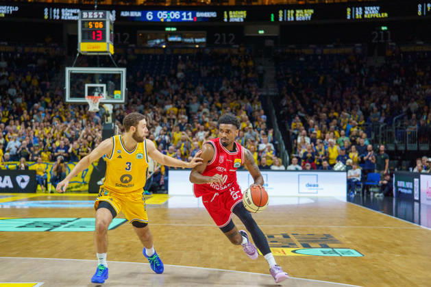 Im Bild: Mylik Wilson (BMA365 Bamberg Baskets, 10), Jordan Ford (ALBA BERLIN, 3) 19.10.2026, Alba Berlin - BMA365 Bamberg Baskets, BBL-Pokal Achtelfinale, Basketball, Saison 2026 27, Uber Arena Copyright: HMBxMedia xPascalxSpanehl