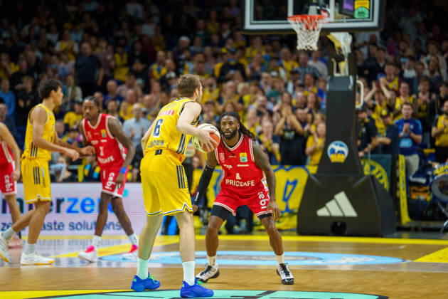 Im Bild: Malte Delow (ALBA BERLIN, 6), Jordan Jones (BMA365 Bamberg Baskets, 4) 19.10.2026, Alba Berlin - BMA365 Bamberg Baskets, BBL-Pokal Achtelfinale, Basketball, Saison 2026 27, Uber Arena Copyright: HMBxMedia xPascalxSpanehl