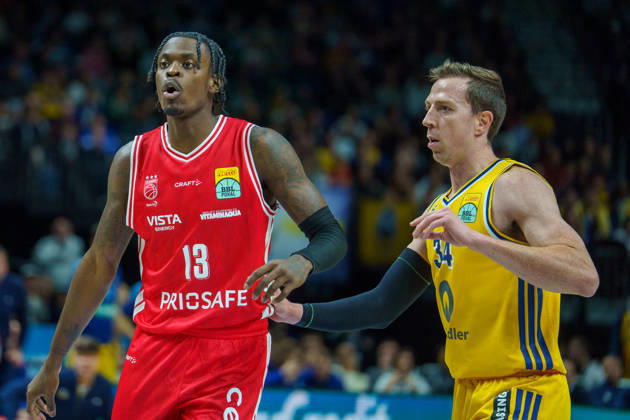 Im Bild: Justin Bean (ALBA BERLIN, 34), Trevon Scott (BMA365 Bamberg Baskets, 13) 19.10.2026, Alba Berlin - BMA365 Bamberg Baskets, BBL-Pokal Achtelfinale, Basketball, Saison 2026 27, Uber Arena Copyright: HMBxMedia xPascalxSpanehl