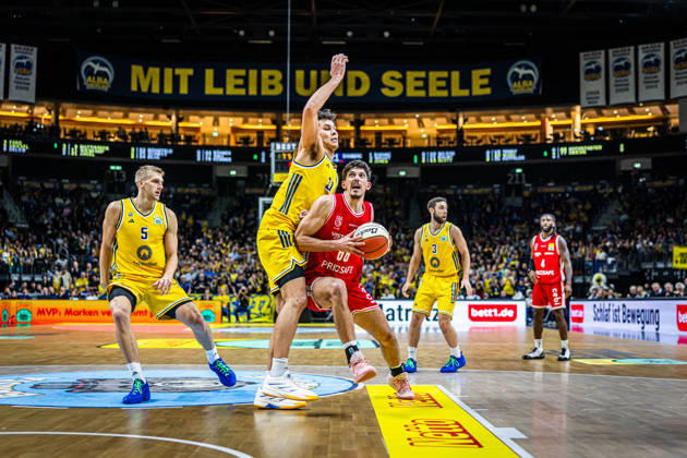 Basketball Berlin 19.10.2026 Saison 2026 2027 Netto BBL Pokal Achtelfinale Alba Berlin - BMA365 Bamberg Baskets Yuval Hochstadter (Bamberg, No.66) Brandon Angel (Alba Berlin, No.21)