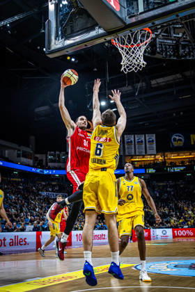 Basketball Berlin 19.10.2026 Saison 2026 2027 Netto BBL Pokal Achtelfinale Alba Berlin - BMA365 Bamberg Baskets Daniel Keppeler (Bamberg, No.31) Malte Delow (Alba Berlin, No.06)