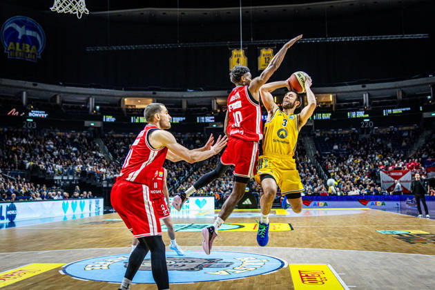 Basketball Berlin 19.10.2026 Saison 2026 2027 Netto BBL Pokal Achtelfinale Alba Berlin - BMA365 Bamberg Baskets Jordan Ford (Alba Berlin, No.03) Mylik Wilson (Bamberg, No.10)