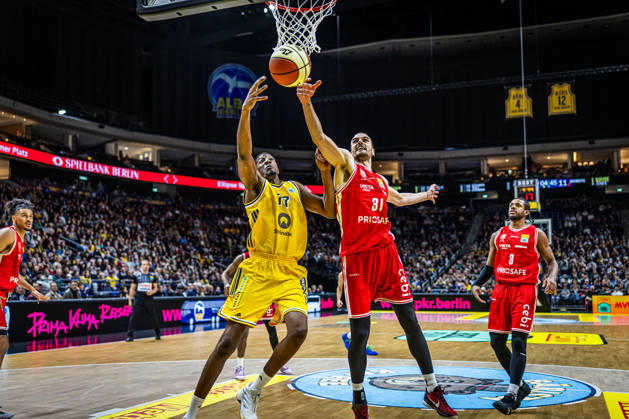 Basketball Berlin 19.10.2026 Saison 2026 2027 Netto BBL Pokal Achtelfinale Alba Berlin - BMA365 Bamberg Baskets Yankuba Sima (Alba Berlin, No.77) Daniel Keppeler (Bamberg, No.31)