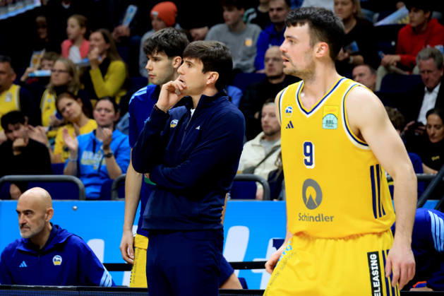 19.10.2026, Deutschland, GER, DEU, Basketball, BBL-Pokal, 1.Tag, Saison 2026 2027, Berlin, ALBA Berlin vs Bamberg CHEFTRAINER Pedro Calles ( ALBA Berlin ), JONAS MATTISSECK ( ALBA Berlin 9 ), Nevio Bennefeld ( ALBA Berlin 22 ) nordphoto GmbH Engler Berlin Uber-Arena Berlin Deutschland Copyright: xNordphotox xEnglerx