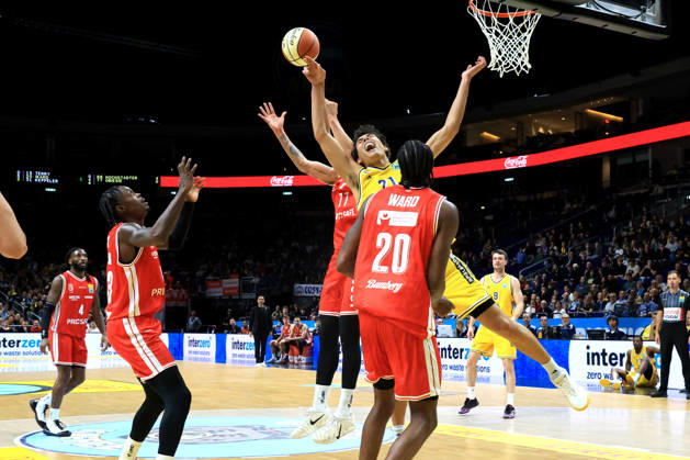 19.10.2026, Deutschland, GER, DEU, Basketball, BBL-Pokal, 1.Tag, Saison 2026 2027, Berlin, ALBA Berlin vs Bamberg BRANDON ANGEL ( ALBA Berlin 21 ), Joshua Obiesie ( Bamberg 77 ), Hason Ward ( Bamberg 20 ) nordphoto GmbH Engler Berlin Uber-Arena Berlin Deutschland Copyright: xNordphotox xEnglerx