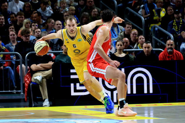 19.10.2026, Deutschland, GER, DEU, Basketball, BBL-Pokal, 1.Tag, Saison 2026 2027, Berlin, ALBA Berlin vs Bamberg MALTE DELOW ( ALBA Berlin 6 ), Yuval Hochstadter ( Bamberg 66 ) nordphoto GmbH Engler Berlin Uber-Arena Berlin Deutschland Copyright: xNordphotox xEnglerx