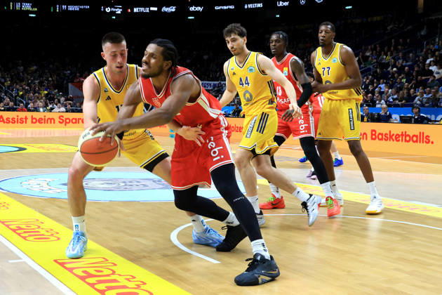 19.10.2026, Deutschland, GER, DEU, Basketball, BBL-Pokal, 1.Tag, Saison 2026 2027, Berlin, ALBA Berlin vs Bamberg JOE WIESKAMP ( ALBA Berlin 11 ), JULIUS BOEHMER ( ALBA Berlin 44 ), Sima Fatty Yankuba ( ALBA Berlin 77 ), Jordan Wright ( Bamberg 3 ), Trevon Scott ( Bamberg 13 ) nordphoto GmbH Engler Berlin Uber-Arena Berlin Deutschland Copyright: xNordphotox xEnglerx
