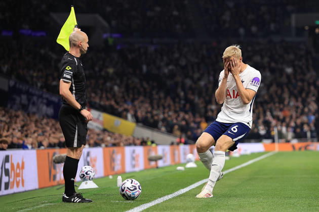 Tottenham Hotspur v Coventry City, Premier League Tottenham Hotspur Defender Jan Paul van Hecke 6 reacts to Assistant Match Referee Craig Taylor during the Premier League match between Tottenham Hotspur and Coventry City at Tottenham Hotspur Stadium, London, UK on 19 October 2026. London Tottenham Hotspur Stadium London UK Editorial use only DataCo restrictions apply See www.football-dataco.com , Copyright: xChrisxFoxwellx PSI-25020-0014