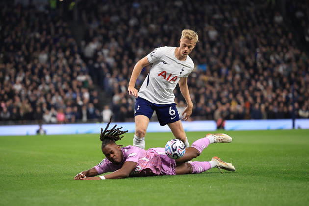 Tottenham Hotspur v Coventry City, Premier League Tottenham Hotspur Defender Jan Paul van Hecke 6 tackles Coventry City Forward Brandon Thomas-Asante 23 during the Premier League match between Tottenham Hotspur and Coventry City at Tottenham Hotspur Stadium, London, UK on 19 October 2026. London Tottenham Hotspur Stadium London UK Editorial use only DataCo restrictions apply See www.football-dataco.com , Copyright: xChrisxFoxwellx PSI-25020-0015