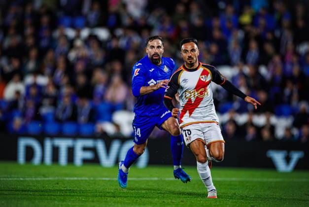 Getafe CF vs Rayo Vallecano - LaLiga EA Sports - 19 10 2026 Dani Carvajal of Getafe CF (L) battles for the ball with Alvaro Garcia of Rayo Vallecano during the LaLiga EA Sports match between Getafe CF and RC Rayo Vallecano at Coliseum Stadium on October 19, 2026 in Madrid, Spain. Getafe Spain Copyright: xPabloxGarcia PGSxPhotoxAgencyx