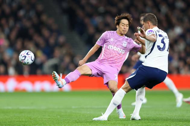 Micky van de Ven of Tottenham Hotspur passes the ball under pressure from Tatsuhiro Sakamoto of Coventry City Tottenham Hotspur v Coventry City, Premier League, Football, Tottenham Hotspur Stadium, London, UK, 19 10 2026, England - 19 Oct 2026London Tottenham Hotspur Stadium England United Kingdom EDITORIAL USE ONLY No use with unauthorised audio, video, data, fixture lists, club league logos or live services. Online in-match use limited to 120 images, no video emulation. No use in betting, games or single club league player publications. Copyright: xHanc WiredxPhotos Shutterstockx 17224973q