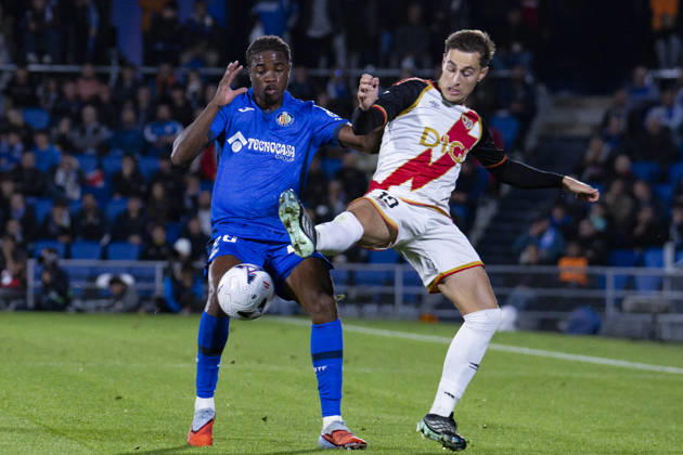 Getafe CF v Rayo Vallecano - La Liga EA Sports 2026 27 October 19, 2026, Estadio El Coliseum, Getafe, Madrid, Spain: Jorge De Frutos of Rayo Vallecano is defended by Jean Ives Valou of Getafe during La Liga EA Sports match between Getafe and Rayo Vallecano at Estadio El Coliseum on October 19, 2026 in Madrid, Spain. Getafe Estadio Coliseum Madrid Spain Copyright: xAlejandroxMatiasxAcostax