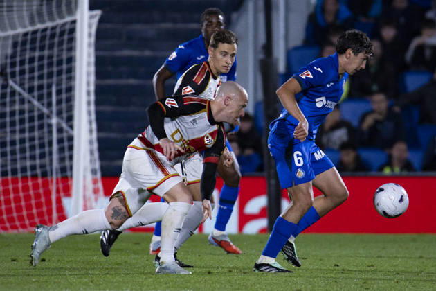 Getafe CF v Rayo Vallecano - La Liga EA Sports 2026 27 October 19, 2026, Estadio El Coliseum, Getafe, Madrid, Spain: Mario Martin of Getafe is defended by Isi Palazon during La Liga EA Sports match between Getafe and Rayo Vallecano at Estadio El Coliseum on October 19, 2026 in Madrid, Spain. Getafe Estadio Coliseum Madrid Spain Copyright: xAlejandroxMatiasxAcostax