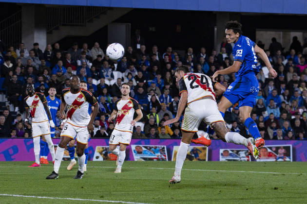 Getafe CF v Rayo Vallecano - La Liga EA Sports 2026 27 October 19, 2026, Estadio El Coliseum, Getafe, Madrid, Spain: Enes Unal of Getafe jumps for the ball while is defended by Florian Lejeune during La Liga EA Sports match between Getafe and Rayo Vallecano at Estadio El Coliseum on October 19, 2026 in Madrid, Spain. Getafe Estadio Coliseum Madrid Spain Copyright: xAlejandroxMatiasxAcostax