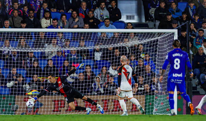 Getafe CF vs Rayo Vallecano - LaLiga EA Sports - 19 10 2026 Emil Audero of Rayo Vallecano in action during the LaLiga EA Sports match between Getafe CF and RC Rayo Vallecano at Coliseum Stadium on October 19, 2026 in Madrid, Spain. Getafe Spain Copyright: xPabloxGarcia PGSxPhotoxAgencyx