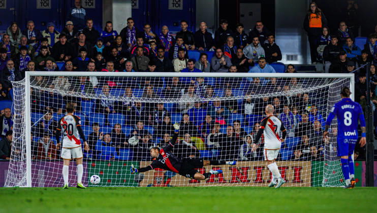 Getafe CF vs Rayo Vallecano - LaLiga EA Sports - 19 10 2026 Emil Audero of Rayo Vallecano in action during the LaLiga EA Sports match between Getafe CF and RC Rayo Vallecano at Coliseum Stadium on October 19, 2026 in Madrid, Spain. Getafe Spain Copyright: xPabloxGarcia PGSxPhotoxAgencyx