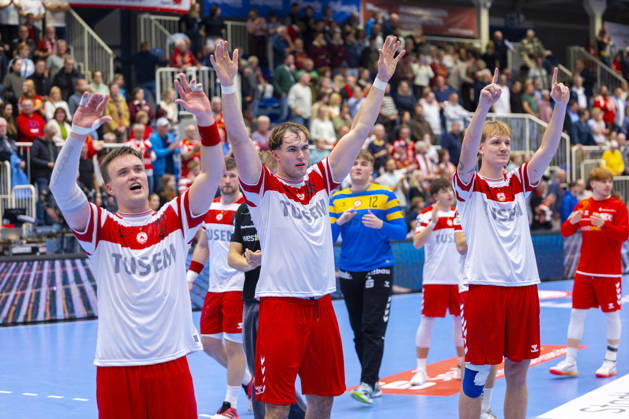 19.10.2026, 8. Spieltag der 2. Handball-Bundesliga, TuSEM Essen - TV Emsdetten. v. l. Max Neuhaus (TuSEM Essen), Tom Wolf (TuSEM Essen), Finley Werschkull (TuSEM Essen) bejubeln den Sieg. Essen Am Hallo NRW Deutschland xRHR-FOTO DEx Copyright: DennisxEwert RHR-FOTOx RHR-FOTO DE