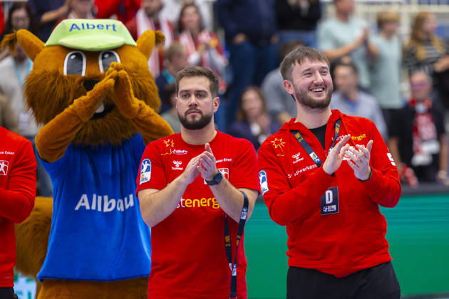 19.10.2026, 8. Spieltag der 2. Handball-Bundesliga, TuSEM Essen - TV Emsdetten. v. l. Trainer Kenji Hövels (TuSEM Essen), Physiotherapeut Matthias Beck (TuSEM Essen) lachen. Essen Am Hallo NRW Deutschland xRHR-FOTO DEx Copyright: DennisxEwert RHR-FOTOx RHR-FOTO DE