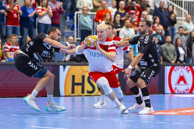 19.10.2026, 8. Spieltag der 2. Handball-Bundesliga, TuSEM Essen - TV Emsdetten. v. l. Robin Jansen (TV Emsdetten), Oskar Kostuj (TuSEM Essen), Björn Zintel (TV Emsdetten). Essen Am Hallo NRW Deutschland xRHR-FOTO DEx Copyright: DennisxEwert RHR-FOTOx RHR-FOTO DE