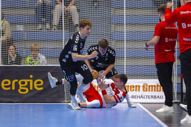 19.10.2026, 8. Spieltag der 2. Handball-Bundesliga, TuSEM Essen - TV Emsdetten. v. l. Florian Träger (TV Emsdetten), Max Neuhaus (TuSEM Essen), Florian Träger (TV Emsdetten). Essen Am Hallo NRW Deutschland xRHR-FOTO DEx Copyright: DennisxEwert RHR-FOTOx RHR-FOTO DE