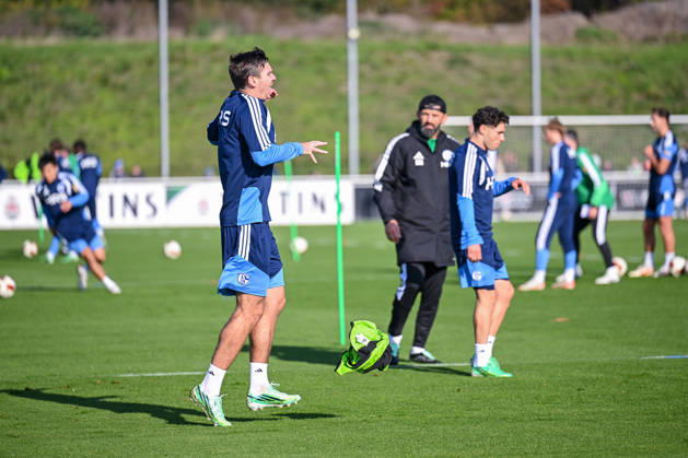 20.10.2026, Fussball, Saison 2026 2027, Bundesliga, Training des FC Schalke 04, Maximilian Wöber (FC Schalke 04) verletzt sich nach einem Zweikampf und muss das Training verlassen, xRHR-FOTO YYx Copyright: KROEGER RHR-FOTOx RHR-FOTO YY